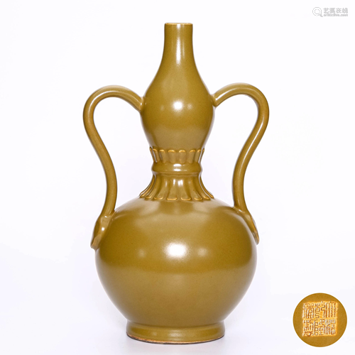 A Tea-dust-glazed Porcelain Gourd-shaped Vase With