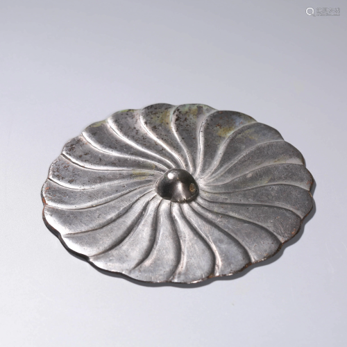A Swirls-patterned Bronze Mirror