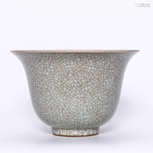 A Ge Kiln Celadon-Glazed Porcelain Cup