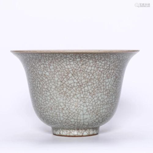 A Ge Kiln Celadon-Glazed Porcelain Cup