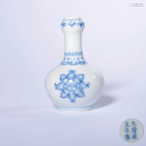 A Blue and White Porcelain Garlic-mouthed Vase