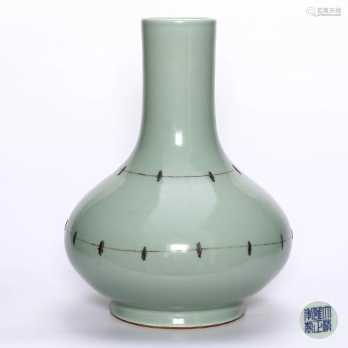 A Celadon-glazed Porcelain Tianqiuping