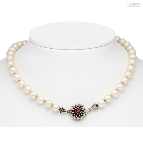 Akoya pearl necklace with buck