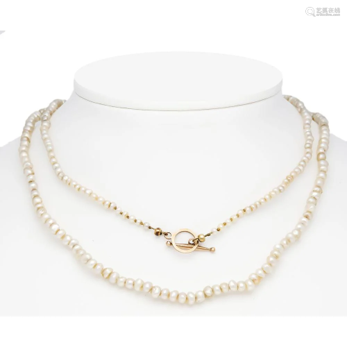 Pearl necklace with toggle cla
