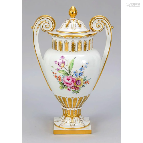 Magnificent lid vase, Hutschen