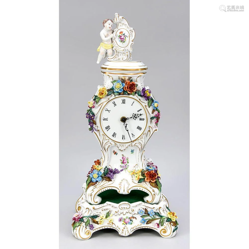 Mantel clock with pedestal, Po