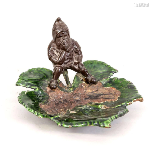 Leaf bowl with smoking dwarf,