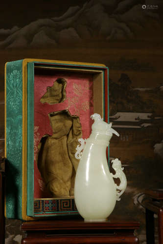 Seventeenth Century：An Old Hetian Jade Flask with Beast Design