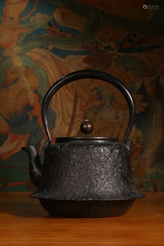 Old Collection: Backflow from Abroad, A Liscio Iron Pot