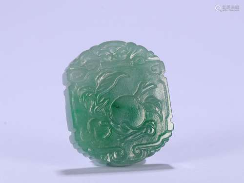 Old Collection：A Jadeite Pendant Carved with Peaches