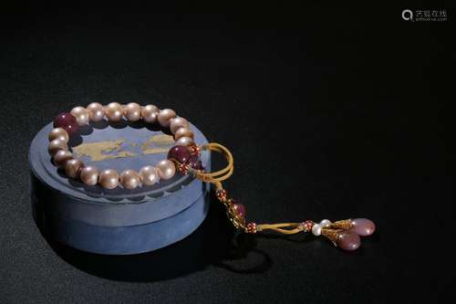 Seventeenth Century： A Bracelet with Eighteen Beads 
of Natural Pink Pearl