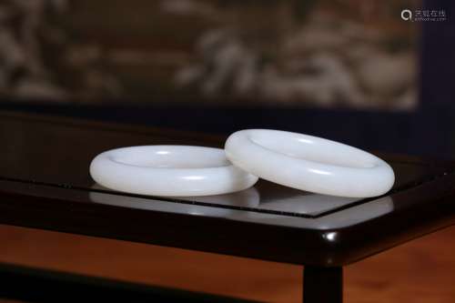 Old Collection ：A Pair of Hetian White Jade Rings 
in the Seventeenth Century