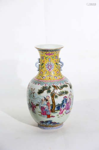 Chinese Qing Dynasty Qianlong Period Famille Rose Porcelain Bottle