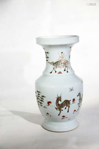 Chinese Middle Qing Dynasty Famille Rose Porcelain Bottle