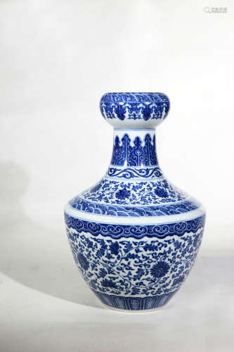 Chinese Qing Dynasty Qianlong Period Blue And White Porcelain Vessel