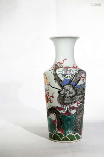 Chinese Middle Qing Dynasty Famille Rose Porcelain Dragon Pattern Vase