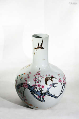 Chinese Qing Dynasty Qianlong Period Porcelain Bottle