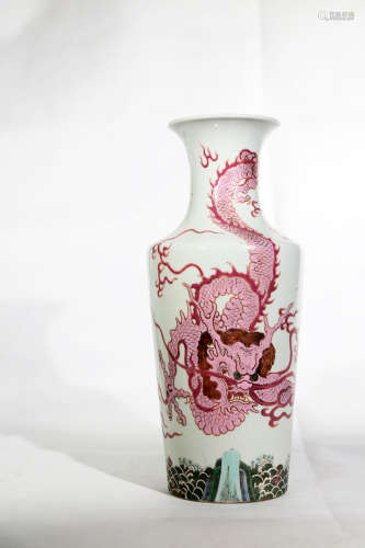 Chinese Qing Dynasty Qianlong Period Dragon Pattern Famille Rose Porcelain Bottle