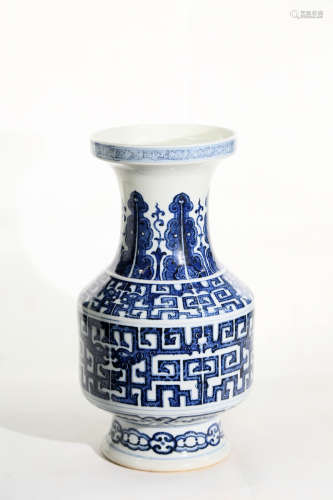 Chinese Qing Dynasty Qianlong Period Blue And White Porcelain Bottle