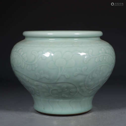 Chinese Qing Dynasty Green Glaze Engraved Flower Pattern Porcelain Vat