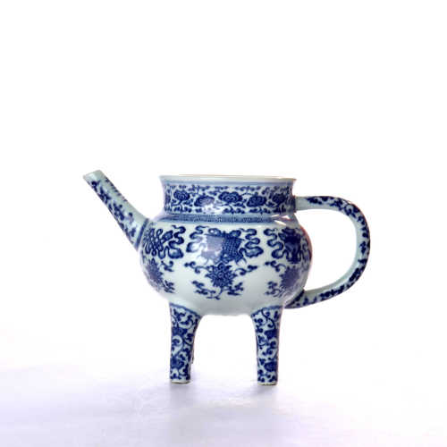 Qing Dynasty Qianlong blue and white lotus flower decorative pot