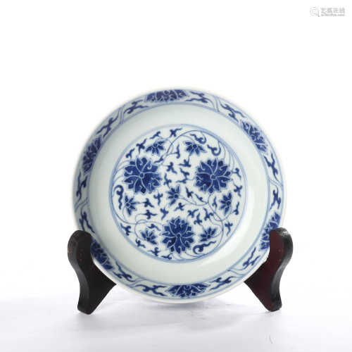 Decorative plate of blue and white lotus flowers in Guangxu Guan kiln of Qing Dynasty