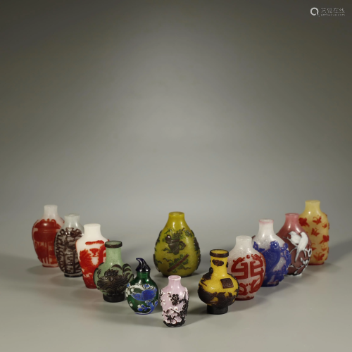 A SET OF ANCIENT CHINESE ENAMELLED GLASS SNUFF BOTTLE