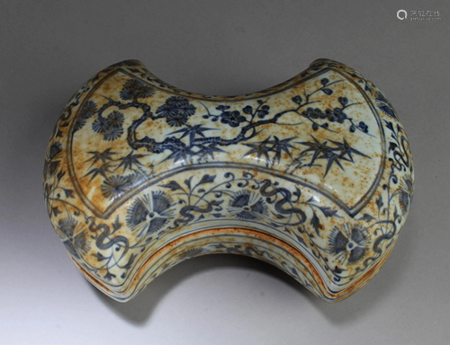 Chinese blue & White Bat Shaped Container