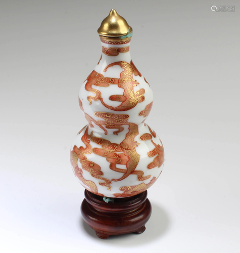 Chinese Fencai Snuff Bottle