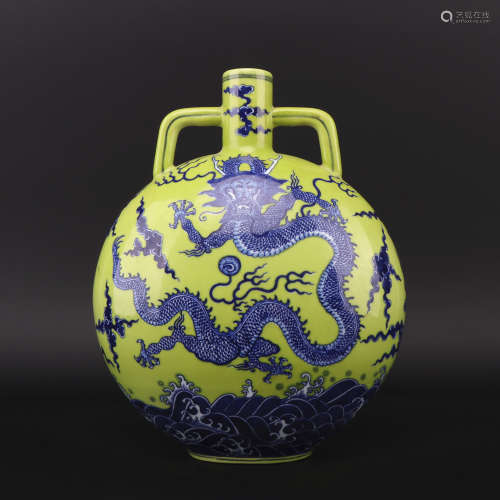 A blue and white 'dragon' bottle,Qing dynasty