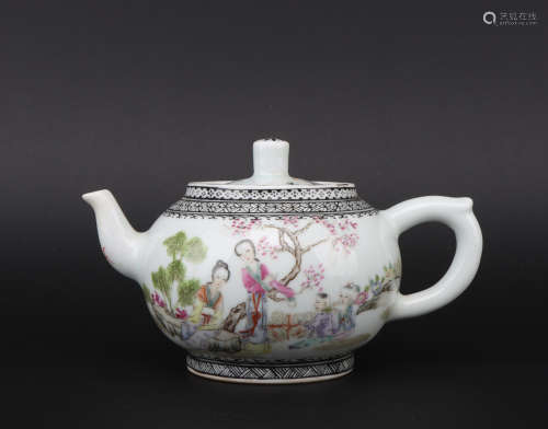 A Qian jiangcai glaze teapot,Qing dynasty