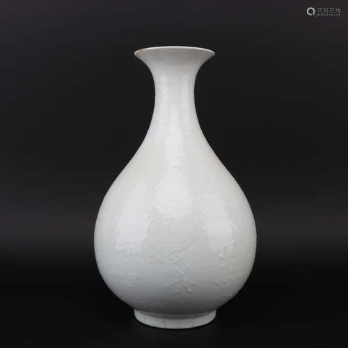 A white glazed pear-shaped vase,Ming dynasty