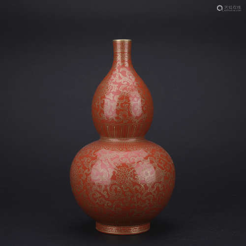 A red glazed gourd-shaped vase,Qing dynasty