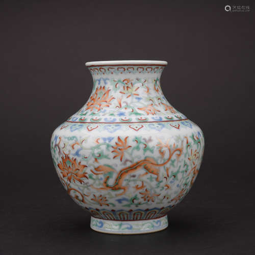 A DouCai 'floral' bottle,Qing dynasty