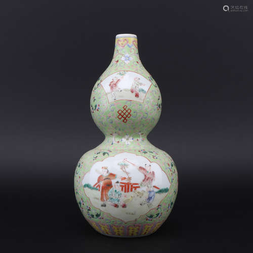 A famille-rose 'floral' gourd-shaped vase,Qing dynasty