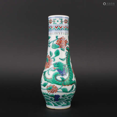 A DouCai 'dragon' bottle,Qing dynasty