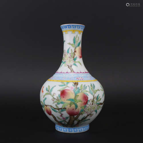 A famille-rose vase,Qing dynasty