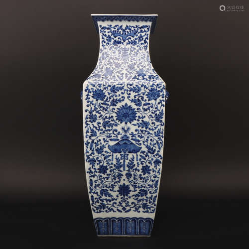 A blue and white 'floral' vase,Qing dynasty