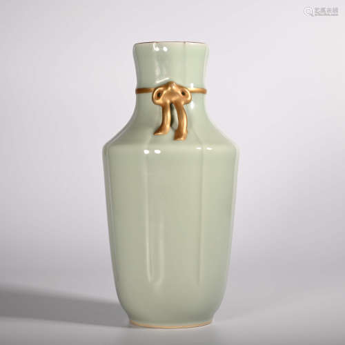Qianlong pink celadon vase