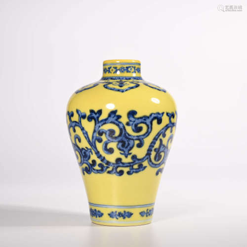 Qianlong yellow-glazed celadon vase