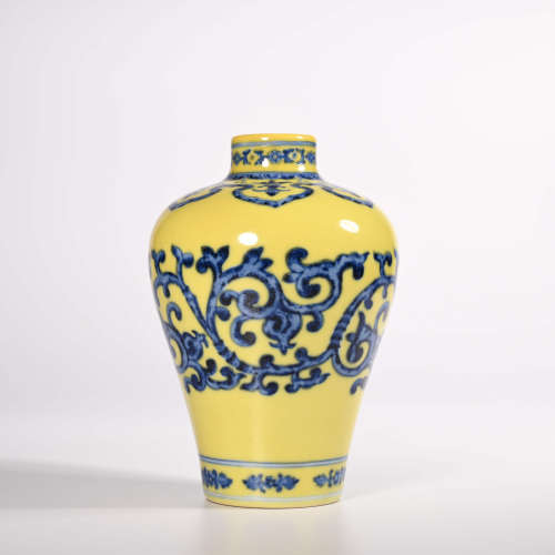 Qianlong yellow-glazed celadon vase
