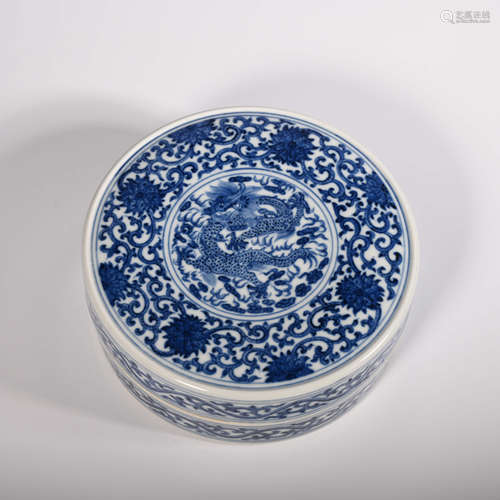 Qianlong blue and white dragon pattern lid box