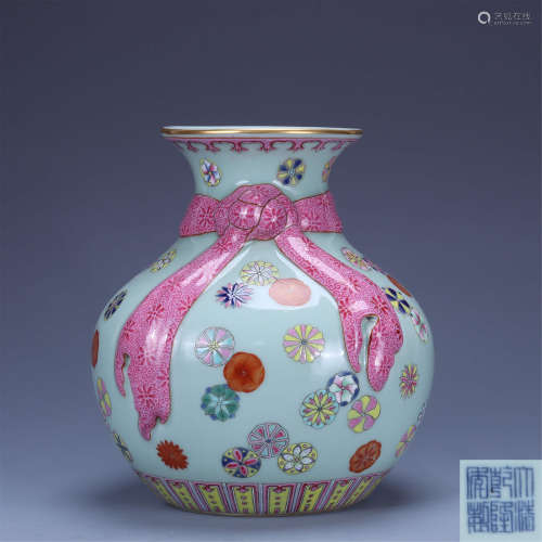 Qianlong famille rose bottle