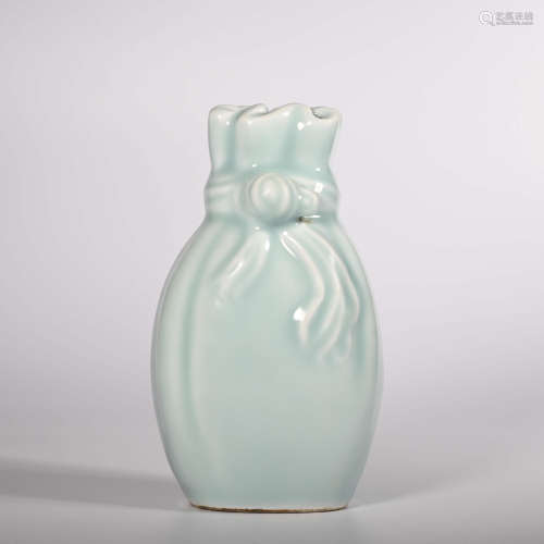 Qianlong Monochrome Glazed Furoshiki Vase