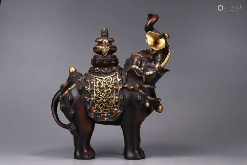 A Chinese Gilt Bronze Gem Beast Carving Ornament
