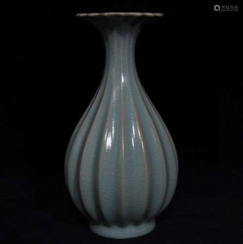 A Chinese Porcelain Ru Kiln Vase