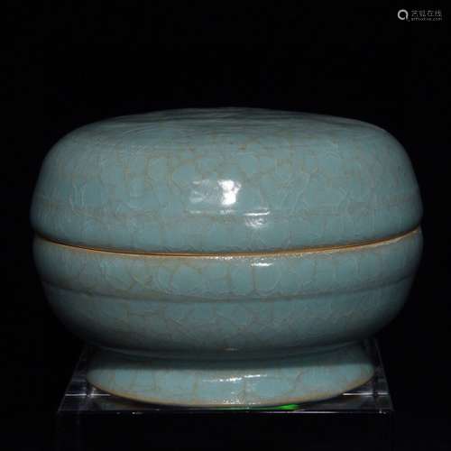 A Chinese Porcelain Ru Kiln Box