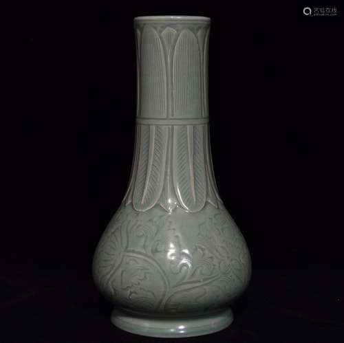 A Chinese Porcelain Yue Kiln Vase