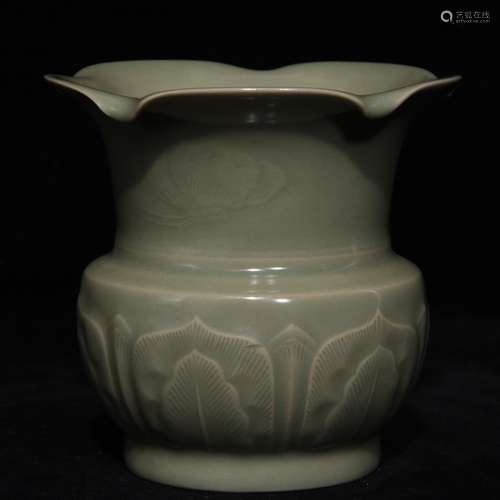 A Chinese Porcelain Yue Kiln Container