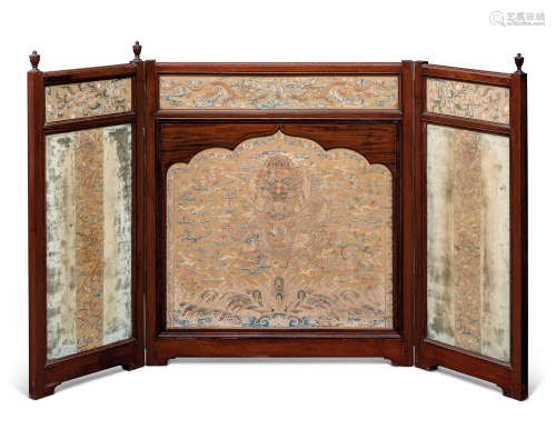 清乾隆 黃地緞繡龍紋坐墊屏風 QIANLONG PERIOD (1736-1795)